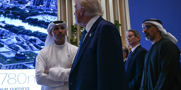 El presidente de Estados Unidos, Donald Trump (centro), asiste a un foro empresarial en Abu Dabi, Emiratos Árabes Unidos, el 16 de mayo de 2025. (Brendan SMIALOWSKI / AFP)