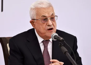 El presidente de la Autoridad Palestina, Mahmud Abbas, pronuncia un discurso durante la inauguración del centro oncológico Istishsari en Ramallah, el 14 de mayo de 2025 (Zain Jaafar / AFP)