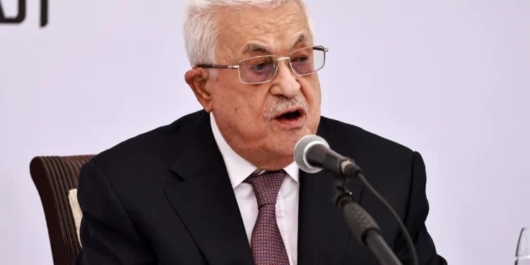 El presidente de la Autoridad Palestina, Mahmud Abbas, pronuncia un discurso durante la inauguración del centro oncológico Istishsari en Ramallah, el 14 de mayo de 2025 (Zain Jaafar / AFP)