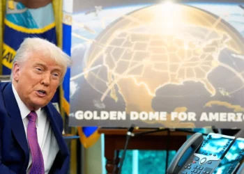 El presidente de Estados Unidos, Donald Trump, habla en la Oficina Oval de la Casa Blanca, el 20 de mayo de 2025, en Washington. (Foto AP/Alex Brandon)