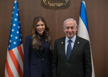 El primer ministro Benjamin Netanyahu se reúne con la secretaria de Seguridad Nacional de Estados Unidos, Kristi Noem, durante su visita a Israel, el 25 de mayo de 2025. (Kobi Gideon/GPO)