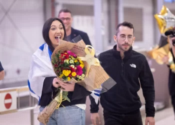 La cantante israelí Yuval Raphael regresa a Israel tras competir en el Festival de la Canción de Eurovisión, donde quedó en segundo lugar, en el Aeropuerto Ben Gurion el 18 de mayo de 2025. (Yonatan Sindel/Flash90)