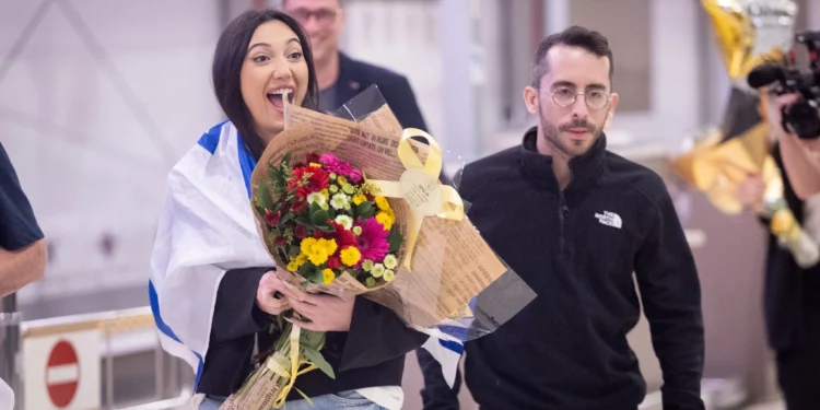 La cantante israelí Yuval Raphael regresa a Israel tras competir en el Festival de la Canción de Eurovisión, donde quedó en segundo lugar, en el Aeropuerto Ben Gurion el 18 de mayo de 2025. (Yonatan Sindel/Flash90)