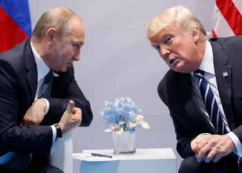 El presidente estadounidense Donald Trump se reúne con el presidente ruso Vladimir Putin en la Cumbre del G-20 en Hamburgo, Alemania, el 7 de julio de 2017. (AP/Evan Vucci, Archivo)