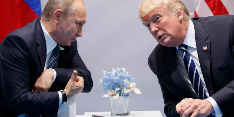 El presidente estadounidense Donald Trump se reúne con el presidente ruso Vladimir Putin en la Cumbre del G-20 en Hamburgo, Alemania, el 7 de julio de 2017. (AP/Evan Vucci, Archivo)