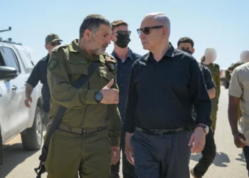 El primer ministro Benjamín Netanyahu (derecha) y el mayor general de las Fuerzas de Defensa de Israel (FDI), David Zini, en la base de entrenamiento de Tzeelim, en el sur de Israel, el 8 de mayo de 2025. (GPO)