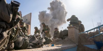 Soldados se agachan para protegerse después de que tropas del Cuerpo de Ingenieros de Combate detonaran un túnel de Hamás en el norte de la Franja de Gaza, el 7 de noviembre de 2023. (Emanuel Fabian/Times of Israel)