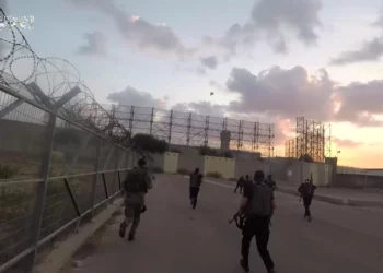Terroristas de Hamás atacan una base militar junto al cruce de Erez, el 7 de octubre de 2023, según imágenes difundidas por el grupo terrorista. (Captura de pantalla: Telegram)