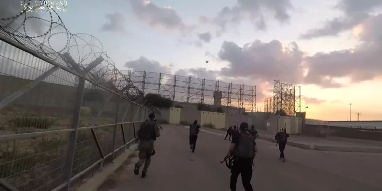 Terroristas de Hamás atacan una base militar junto al cruce de Erez, el 7 de octubre de 2023, según imágenes difundidas por el grupo terrorista. (Captura de pantalla: Telegram)