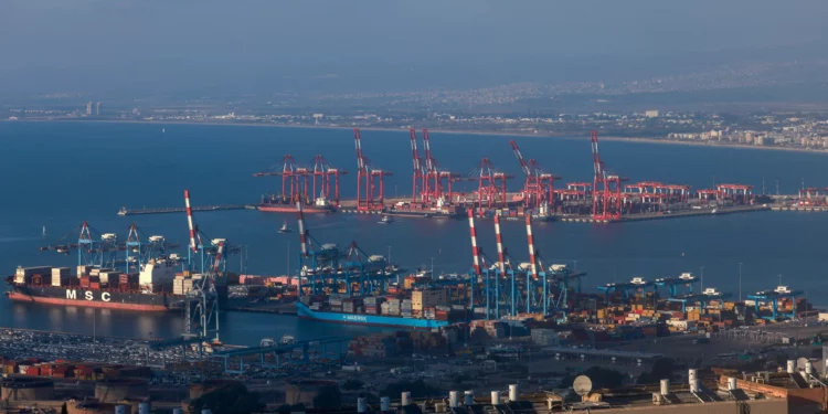 Vista general del puerto israelí de Haifa, el 13 de agosto de 2024. (Menahem Kahana / AFP)