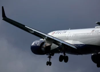 Ilustrativo: Un avión de Delta Air Lines aterriza en el Aeropuerto Internacional Logan, Boston, el 26 de enero de 2023 (Foto AP/Michael Dwyer)