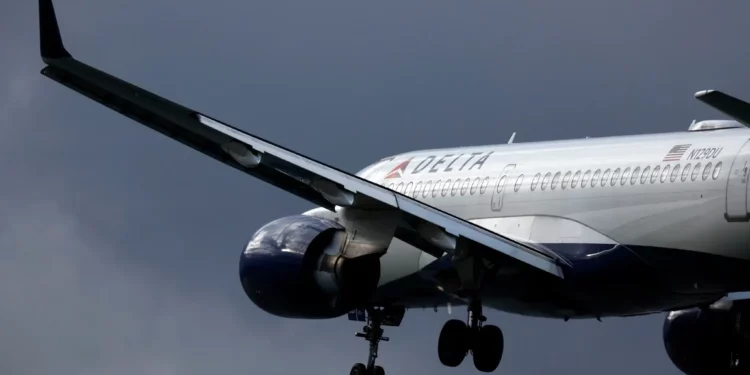 Ilustrativo: Un avión de Delta Air Lines aterriza en el Aeropuerto Internacional Logan, Boston, el 26 de enero de 2023 (Foto AP/Michael Dwyer)