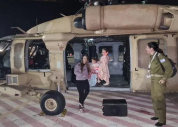 Doron Katz Asher y sus hijas Raz y Aviv después de su liberación del cautiverio de Hamás el 24 de noviembre de 2023. (Fuerzas de Defensa de Israel)