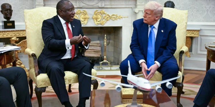 El presidente de Estados Unidos, Donald Trump (derecha), se reúne con el presidente sudafricano Cyril Ramaphosa en la Oficina Oval de la Casa Blanca en Washington, D.C., el 21 de mayo de 2025. (Foto de Jim WATSON / AFP)