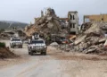 Las fuerzas de paz de las Naciones Unidas conducen vehículos de la Fuerza Provisional de las Naciones Unidas en el Líbano (FPNUL) junto a edificios destruidos mientras patrullan la aldea de Kfar Kila, en el sur del Líbano, cerca de la frontera con Israel, el 6 de abril de 2025. (Rabih DAHER / AFP)