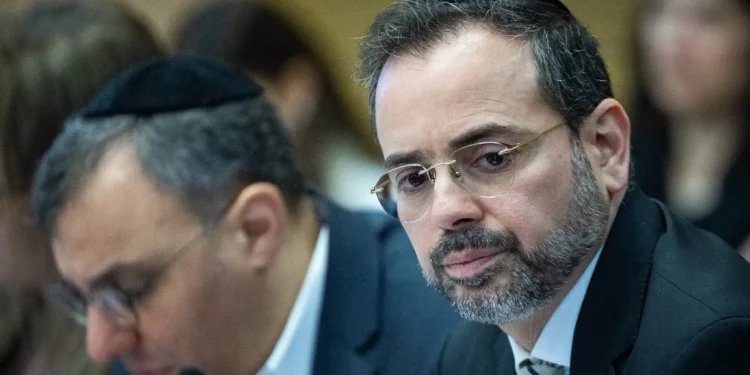El ministro de Salud, Uriel Busso, asiste a una reunión del Comité de Salud en la Knéset, Jerusalén, el 24 de marzo de 2025. (Yonatan Sindel/Flash90)