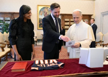 Esta foto, tomada el 19 de mayo de 2025 por Vatican Media, muestra al vicepresidente estadounidense J. D. Vance y a su esposa Usha intercambiando regalos durante una audiencia privada con el papa León XIV en el Vaticano. (Folleto / VATICAN MEDIA / AFP)