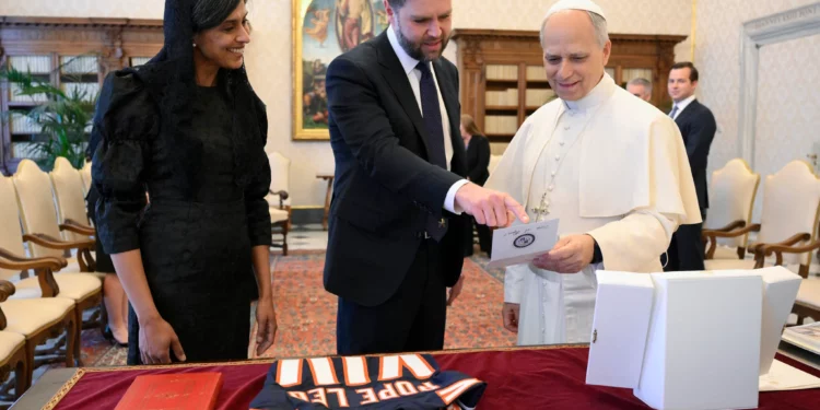 Esta foto, tomada el 19 de mayo de 2025 por Vatican Media, muestra al vicepresidente estadounidense J. D. Vance y a su esposa Usha intercambiando regalos durante una audiencia privada con el papa León XIV en el Vaticano. (Folleto / VATICAN MEDIA / AFP)
