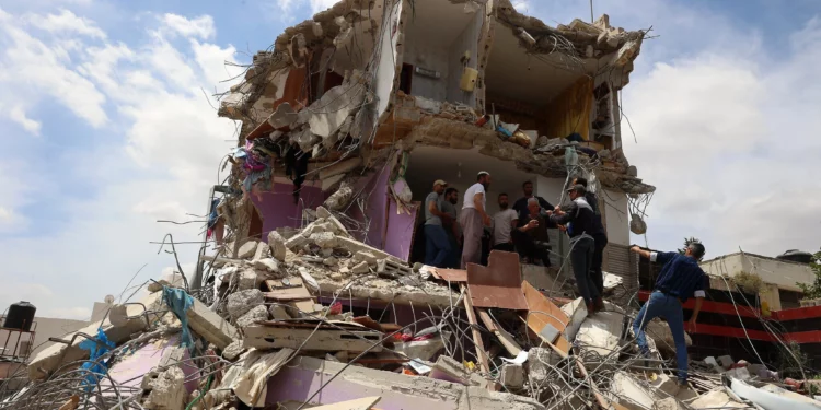 La gente observa la devastación en una casa después de que las tropas israelíes dijeran que mataron a cinco hombres armados durante una incursión del ejército en Tammun, en Judea y Samaria, el 15 de mayo de 2025. (Zain JAAFAR / AFP)