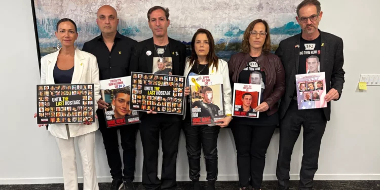(De izq. a der.) Yael Alexander, Adi Alexander, Ruby Chen, Hagit Chen, Orna Neutra y Ronen Neutra en una conferencia de prensa para las familias de los rehenes estadounidenses-israelíes en Washington el 30 de abril de 2025. (Cortesía)