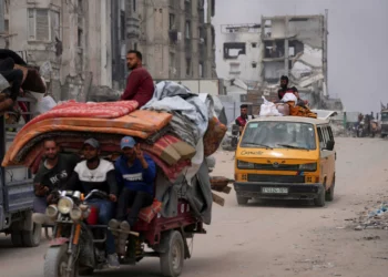 Palestinos desplazados que huyen de Beit Lahia en medio de las operaciones militares israelíes en la Franja de Gaza llegan a Jabaliya, en el norte de Gaza, el domingo 18 de mayo de 2025. (AP/Jehad Alshrafi)