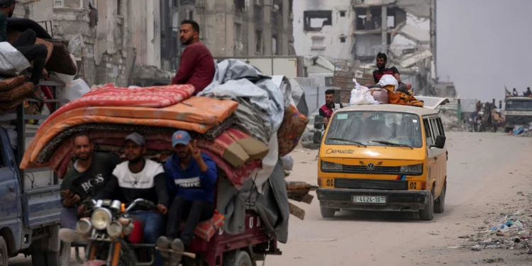 Palestinos desplazados que huyen de Beit Lahia en medio de las operaciones militares israelíes en la Franja de Gaza llegan a Jabaliya, en el norte de Gaza, el domingo 18 de mayo de 2025. (AP/Jehad Alshrafi)