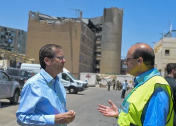 El presidente Isaac Herzog (izq.) visita el lugar del ataque con misiles balísticos iraníes contra el Centro Médico Soroka en Beersheba, junto con el director general del hospital, el Dr. Shlomi Codish. 19 de junio de 2025. (Kobi Gideon/GPO)