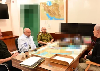 El primer ministro Benjamin Netanyahu (derecha) proporciona a los opositores Benny Gantz (izquierda) y Avigdor Liberman una actualización de seguridad, 19 de junio de 2025. (Haim Zach / GPO)