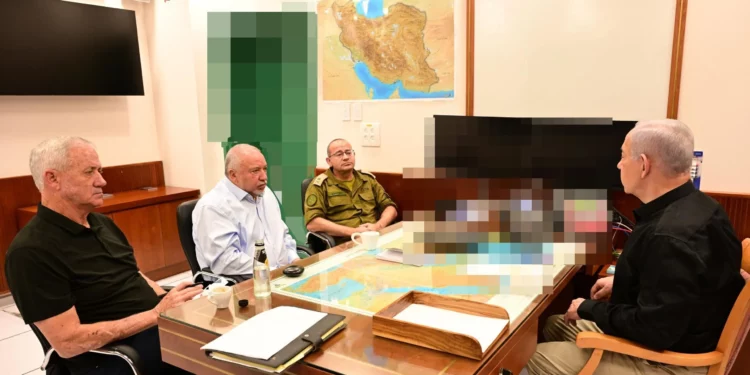 El primer ministro Benjamin Netanyahu (derecha) proporciona a los opositores Benny Gantz (izquierda) y Avigdor Liberman una actualización de seguridad, 19 de junio de 2025. (Haim Zach / GPO)