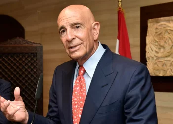 El negociador estadounidense Thomas Barrack habla con la prensa tras su reunión con el presidente del Parlamento libanés en Beirut el 19 de junio de 2025 (AFP)