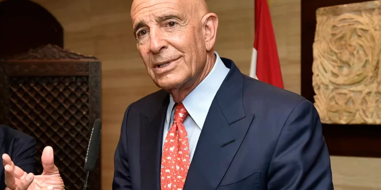 El negociador estadounidense Thomas Barrack habla con la prensa tras su reunión con el presidente del Parlamento libanés en Beirut el 19 de junio de 2025 (AFP)