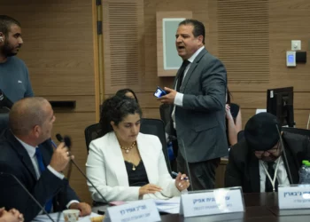 El diputado Ayman Odeh reacciona durante una reunión del comité en la Knéset en Jerusalén el 24 de junio de 2025. (Oren Ben Hakoon/Flash90)