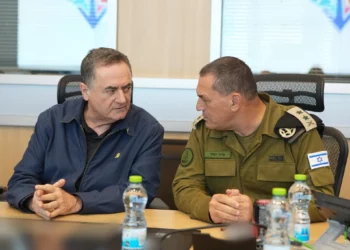 El ministro de Defensa, Israel Katz, y el jefe del Estado Mayor de las Fuerzas de Defensa de Israel, teniente general Eyal Zamir, en una evaluación el 20 de junio de 2025. (Ariel Hermoni/Ministerio de Defensa)