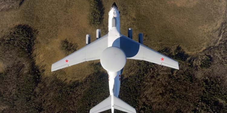 Un avión ruso de alerta temprana y control aerotransportado A-50. aviation-images.com/Universal Images Group vía Getty Images