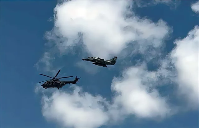 Marina de Brasil realiza primer ejercicio de intercepción de helicópteros con AF-1 Skyhawk