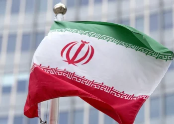 La bandera iraní ondea frente a la sede del OIEA durante la reunión de la Junta de Gobernadores del Organismo Internacional de Energía Atómica (OIEA) en la sede del organismo en Viena, Austria, el 20 de noviembre de 2024. (Joe Klamar/AFP)