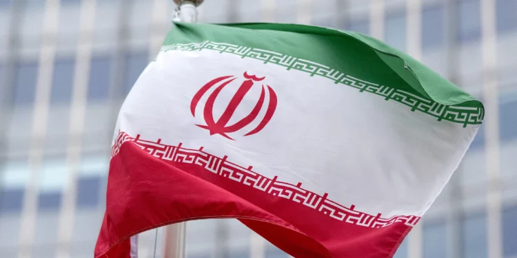 La bandera iraní ondea frente a la sede del OIEA durante la reunión de la Junta de Gobernadores del Organismo Internacional de Energía Atómica (OIEA) en la sede del organismo en Viena, Austria, el 20 de noviembre de 2024. (Joe Klamar/AFP)