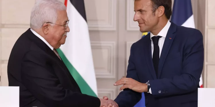 Mahmoud Abbas se compromete ante Macron a celebrar elecciones dentro de un año