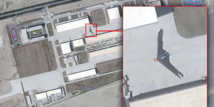 Enorme ala volante furtiva aparece en una base secreta china