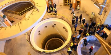 Israel destruye reactor nuclear iraní en Arak y ataca Natanz
