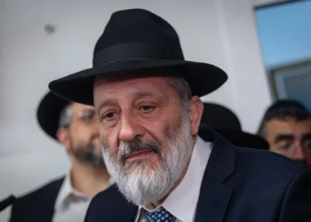Aryeh Deri dice que el 7 de octubre “salvó a la nación de Israel”: evitó un ataque más mortífero y expuso a Irán