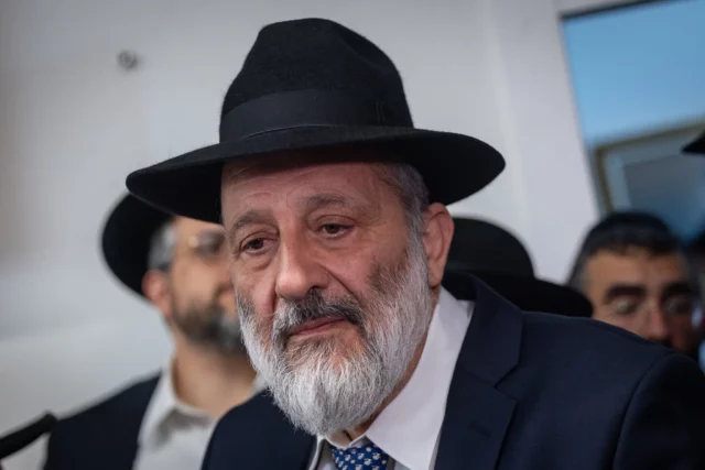 Aryeh Deri dice que el 7 de octubre “salvó a la nación de Israel”: evitó un ataque más mortífero y expuso a Irán