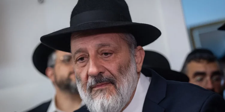Aryeh Deri dice que el 7 de octubre “salvó a la nación de Israel”: evitó un ataque más mortífero y expuso a Irán