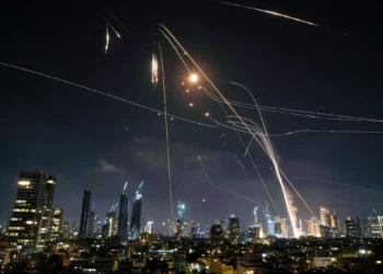 El sistema de defensa aérea israelí dispara para interceptar misiles iraníes sobre Tel Aviv, Israel, el viernes 13 de junio de 2025. (AP Foto/Leo Correa)