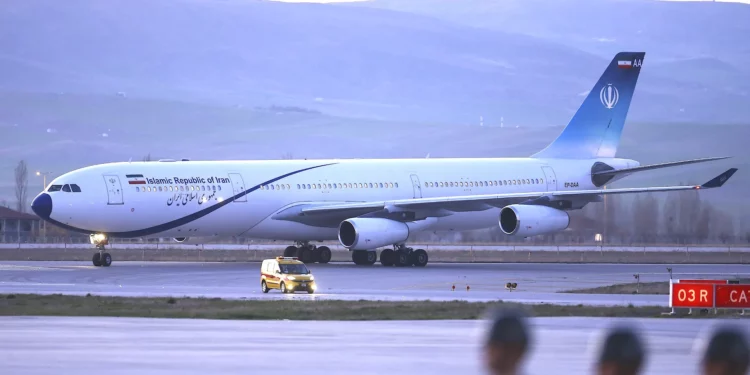 Un grupo de aviones del gobierno iraní hace una misteriosa carrera hacia Omán