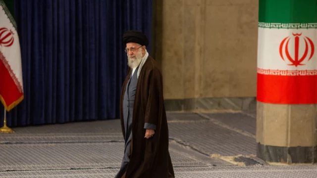 El ayatolá sitiado: sucesión, caos y temor de colapso dentro del régimen iraní