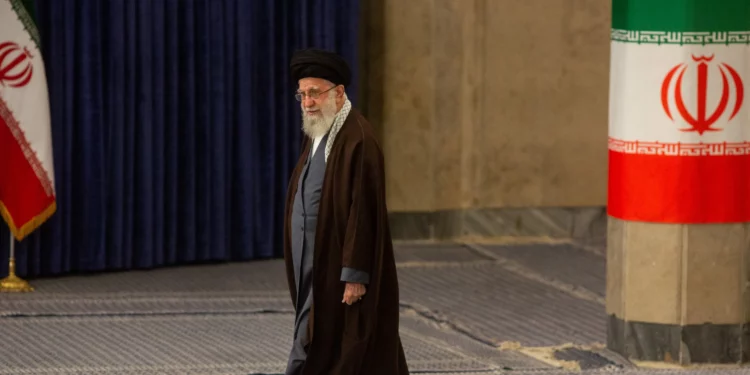 El ayatolá sitiado: sucesión, caos y temor de colapso dentro del régimen iraní