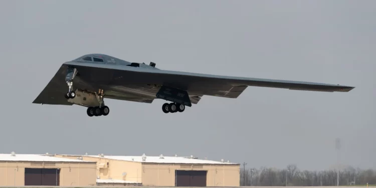 Operación Martillo de Medianoche: Cómo los bombarderos B-2 de EE.UU. atacaron a Irán sin ser detectados