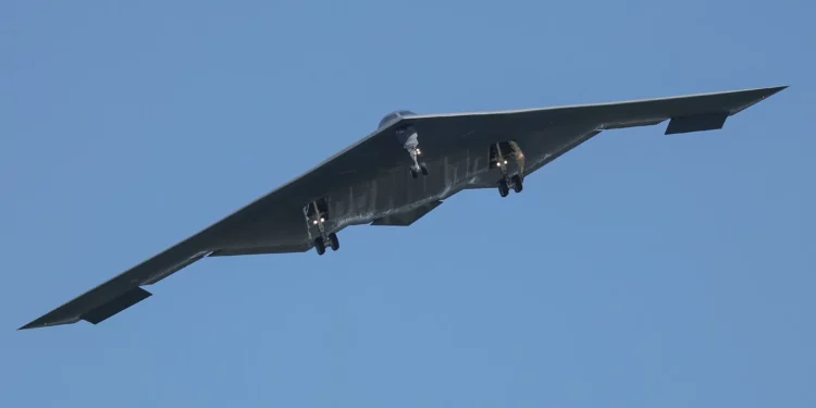 Un bombardero B-2 llega a la Base de la Fuerza Aérea Whiteman en Missouri, el 22 de junio de 2025. (AP Foto/David Smith)