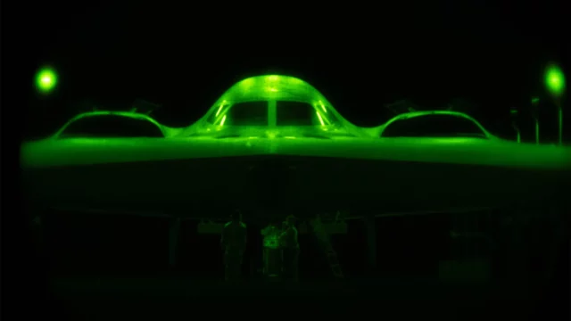 La Operación Martillo de Medianoche atacó sitios nucleares iraníes con B-2 Spirit, apoyados por 125 aviones y reabastecimientos aéreos.